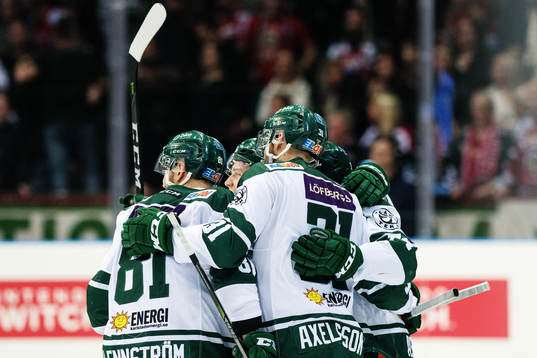 Färjestads Theodor Lennström jublar med lagkamrater