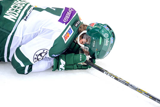 Färjestads Johan Ivarsson grinar illa
