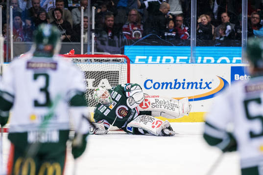 Frölundas målvakt Johan Mattsson deppar