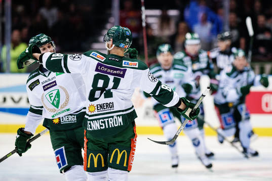 Färjestads Dick Axelsson jublar med målskytten till 1-3