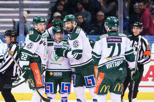 Färjestads Per Åslund, målskytten Marcus Nilsson och