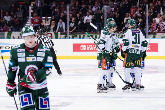 Färjestads Theodor Lennström jublar med Dick Axelsson och