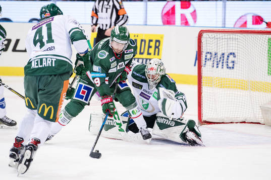 Färjestads Ilari Melart och målvakt Lars Haugen