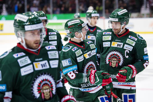Frölundas Ryan Lasch och Joel Lundqvist diskuterar