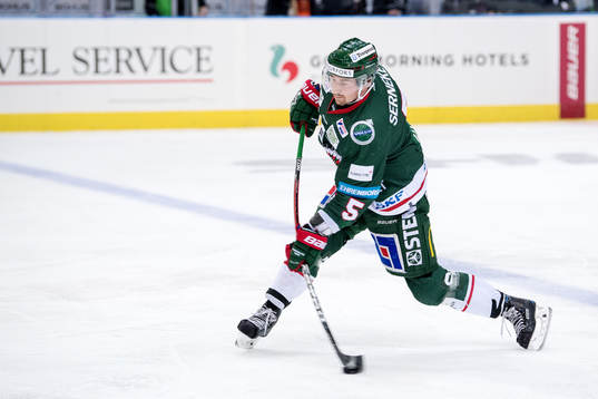 Frölundas Adam Almqvist skjuter