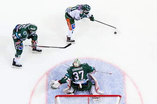 Frölundas Adam Pardy och målvakt Johan Gustafsson