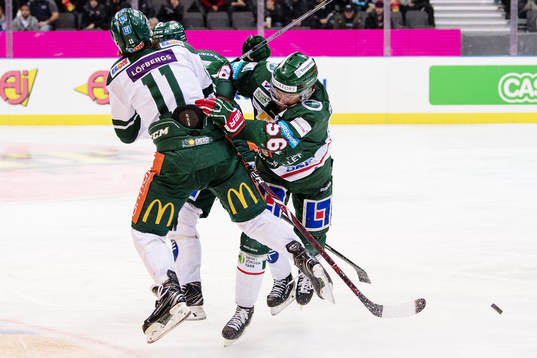 Färjestads Joakim Nygård tacklar Frölundas Jonathan