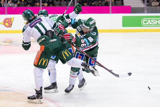 Färjestads Joakim Nygård tacklar Frölundas Jonathan