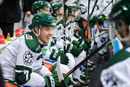 Färjestads Johan Ivarsson på bänken