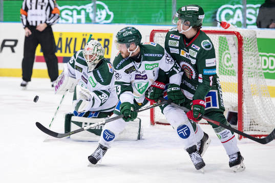 Färjestads Linus Persson och Frölundas Victor Olofsson i