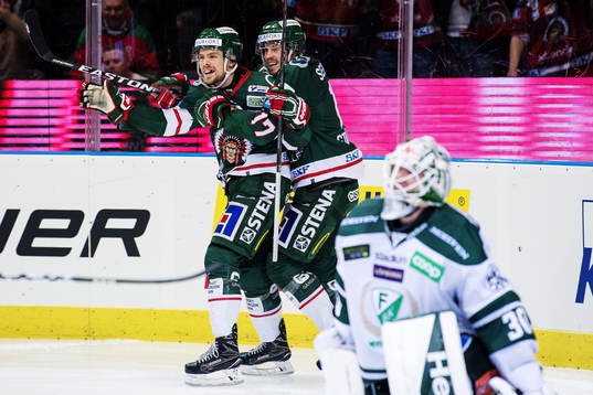 Frölundas Mats Rosseli Olsen jublar med Sebastian Stålberg