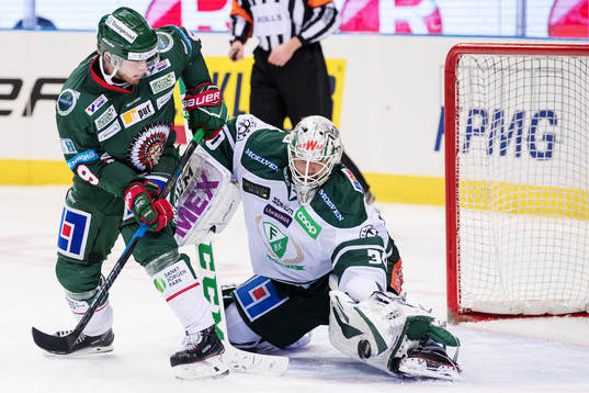 Frölundas Jan Mursak med läge mot Färjestads målvakt