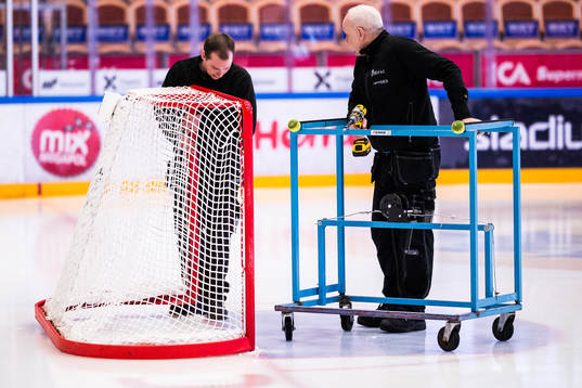 vaktmästare sätter ut mål