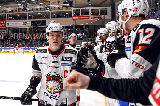 Malmö Redhawks Fredrik Händemark jublar med lagkamrater