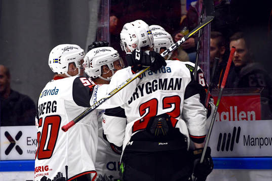 Malmö Redhawks Fredrik Händemark jublar med lagkamrater