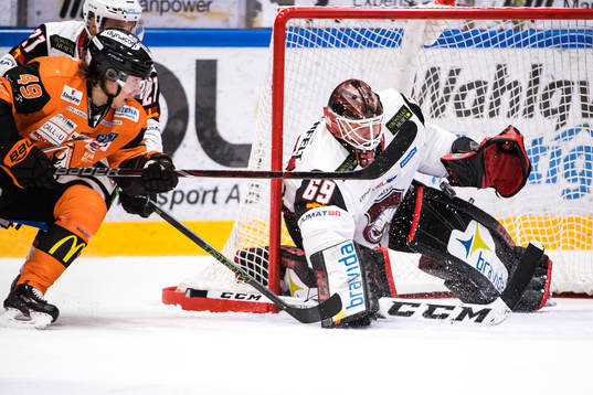 Karlskronas Filip Cruseman  oroar och Malmö Redhawks