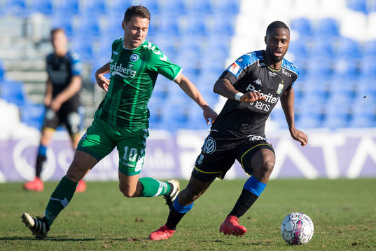 Odenses Rasmus Festersen och IFK Göteborgs Vajebah