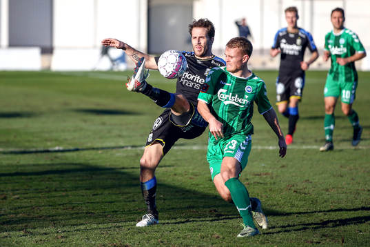 IFK Göteborgs Tobias Hysén och Odenses Troels Klöve