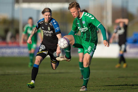 IFK Göteborgs Elias Mar Omarsson och Odenses Jeppe Tverskov