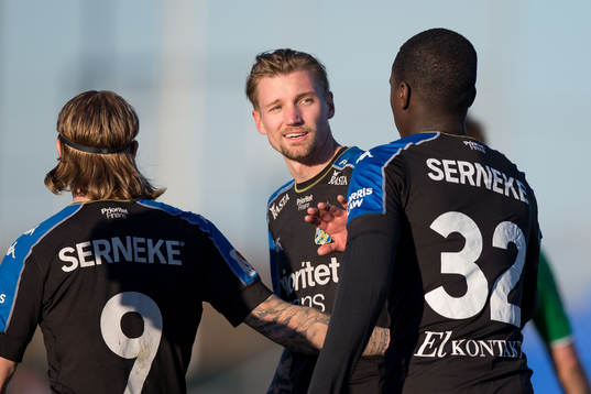 IFK Göteborgs Sebastian Eriksson gratulerar Elias Mar