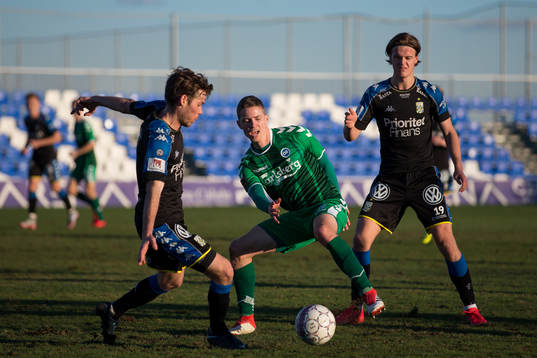 Odenses André Römer mot IFK Göteborgs Emil Salomonsson
