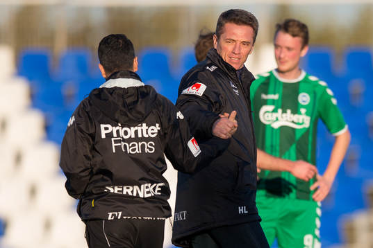 IFK Göteborgs tränare Poya Asbaghi gratuleras av