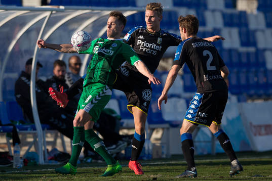 Odenses Anders K. Jacobsen och IFK Göteborgs Carl Starfelt