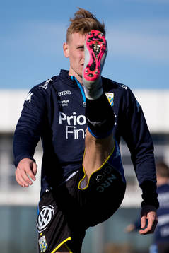 IFK Göteborgs Sebastian Ohlsson värmer upp innan en