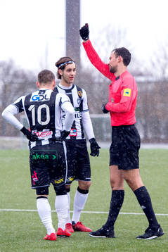 Landskronas Filip Pivkovski får rött kort för filmning