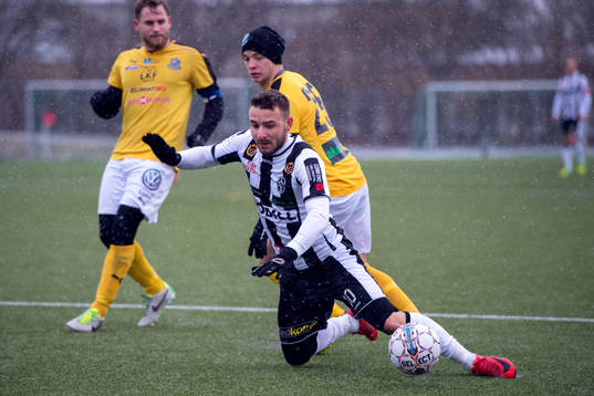 Landskronas Filip Pivkovski faller och får rött kort för