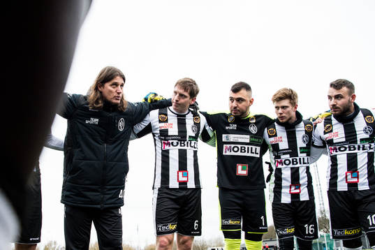 Landskronas tränare Agim Sopi har genomgång med sina