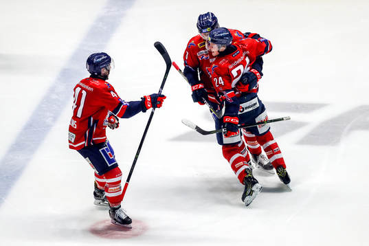 Linköpings Olle Lycksell jublar med lagkamrater