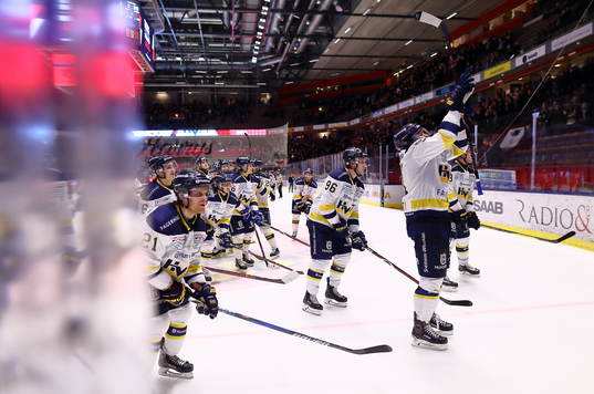s spelare med Mattias Tedenby   tackar publiken