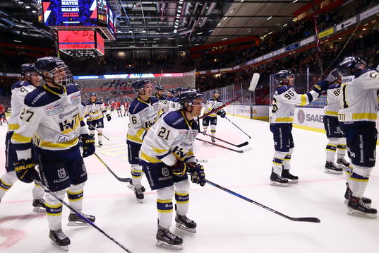 s spelare med Mattias Tedenby   tackar publiken