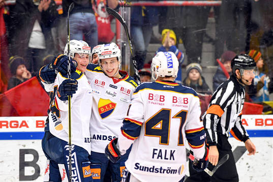 Djurgårdens Erik Walli-Walterholm jublar med lagkamrater