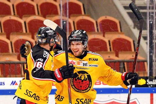 Luleås Einar Emanuelsson jublar med Robin Kovacs