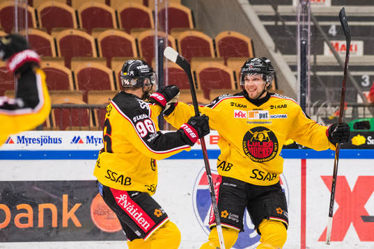Luleås Robin Kovacs och Einar Emanuelsson jublar