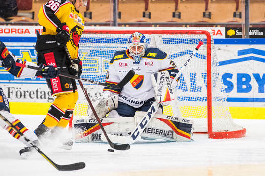 Luleås Joey Hishon framför Djurgårdens målvakt Joacim