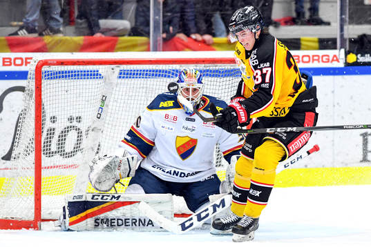 Luleås Isac Lundeström och Djurgårdens målvakt Adam