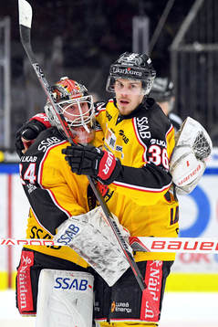 Luleås målvakt Joel Lassinatti och Emil Larsson jublar