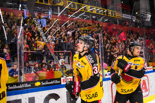 Luleås Emil Larsson och Karl Fabricius tackar klacken