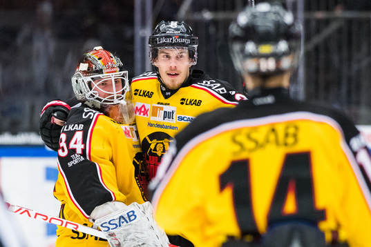 Luleås målvakt Joel Lassinatti och Emil Larsson jublar