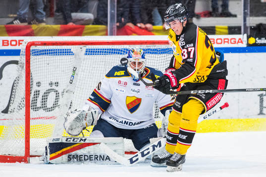 Luleås Isac Lundeström och Djurgårdens målvakt Joacim