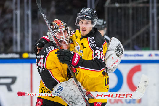 Luleås målvakt Joel Lassinatti och Emil Larsson jublar