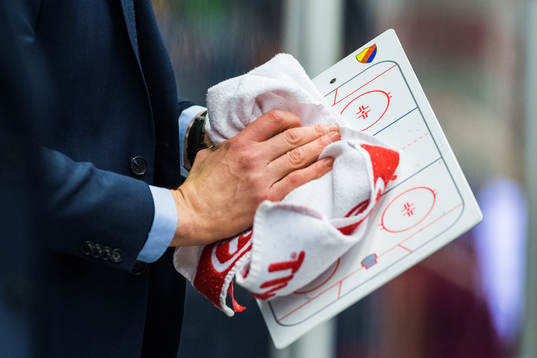 Djurgårdens tränare Robert Ohlsson rensar taktiktavlan
