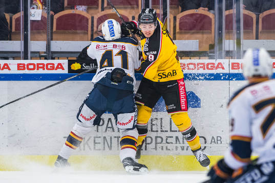 Djurgårdens Alexander Falk och Luleås Johan Forsberg