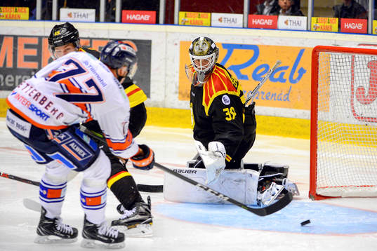 Växjös Pontus Netterberg gör 3-3 bakom Brynäs målvakt