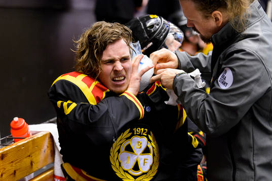 Brynäs Lucas Carlsson får behandling i båset