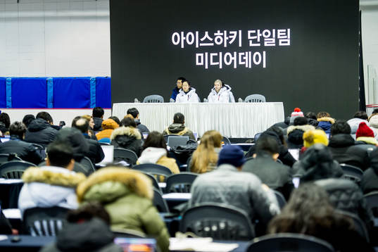An athlete of Korea and Sarah Murray, coach of Korea