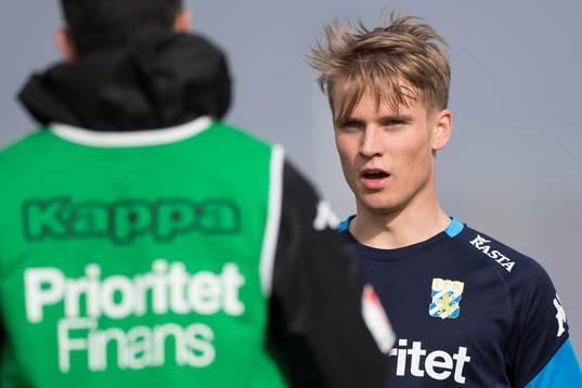 IFK Göteborgs Mikael Ingebrigtsen pratar med tränare Poya